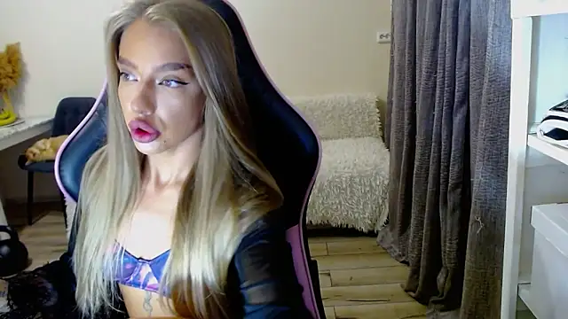 Snapshot of lonely_dreamm chatting on December 20, 1:11 pm lonely dreamm online show from December 20, 1:11 pm