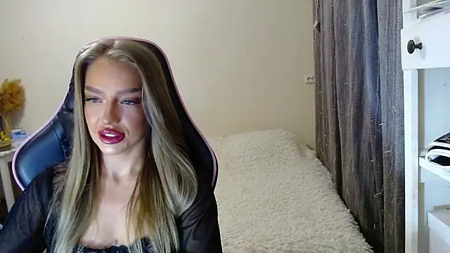 Snapshot of lonely_dreamm chatting on January 5, 2:08 pm lonely dreamm online show from January 5, 2:08 pm