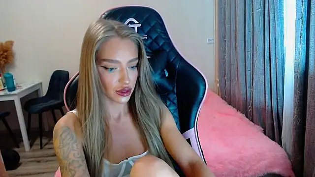 Snapshot of lonely_dreamm chatting on February 2, 10:13 am lonely dreamm online show from February 2, 10:13 am