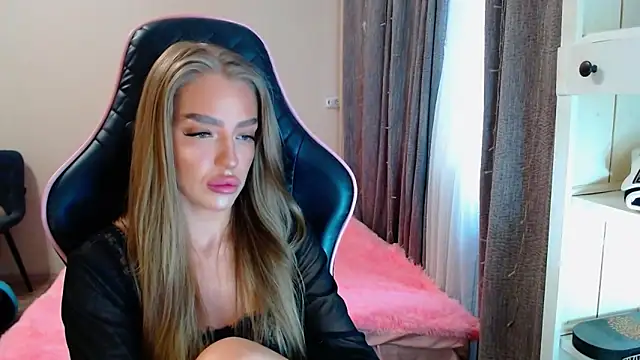 Snapshot of lonely_dreamm chatting on February 9, 10:53 am lonely dreamm online show from February 9, 10:53 am