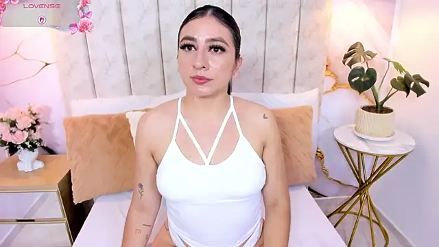 LauraSmith-01 online show from March 18, 8:12 pm