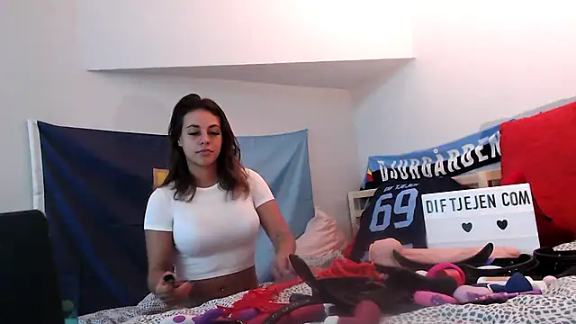 Dif-tjejen online show from February 4, 7:55 pm