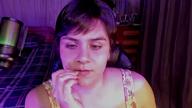 isabelacooperr online show from August 4, 5:10 am