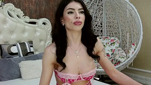 Snapshot of LaraDivine chatting on February 6, 12:05 pm LaraDivine online show from February 6, 12:05 pm