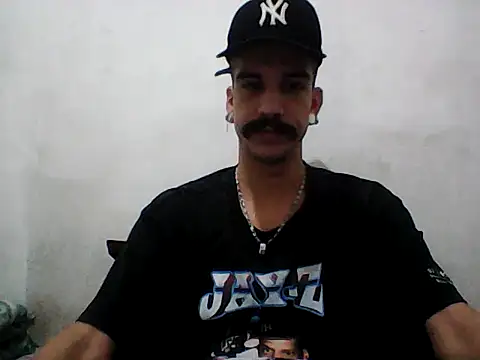 Snapshot of gatobranco001 chatting on June 11, 8:07 pm gatobranco001 online show from June 11, 8:07 pm