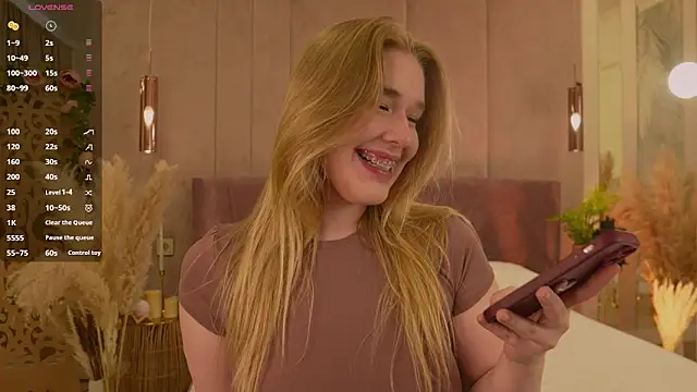 Smiley Mia online show from May 1, 5:23 am