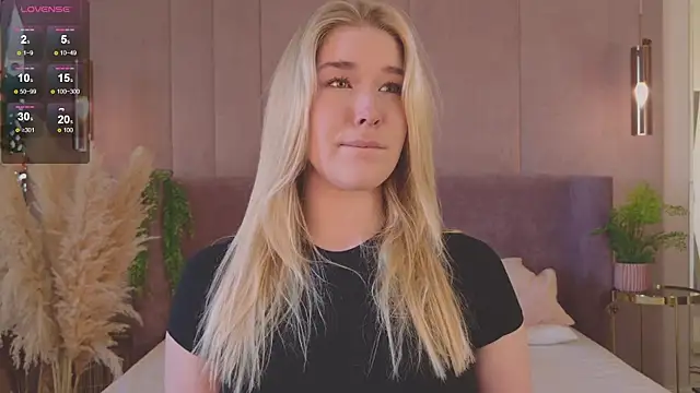 Smiley Mia online show from June 3, 5:43 am