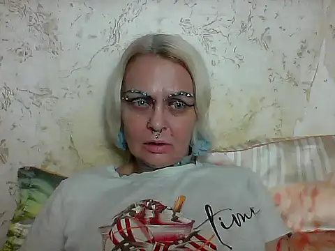 Snapshot of Gardener_of_Illusions chatting on June 1, 3:47 pm Gardener of Illusions online show from June 1, 3:47 pm