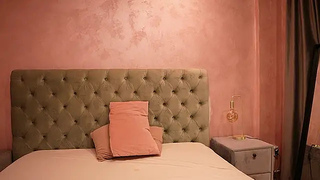 Snapshot of LucyWilow chatting on February 6, 5:34 am LucyWilow online show from February 6, 5:34 am