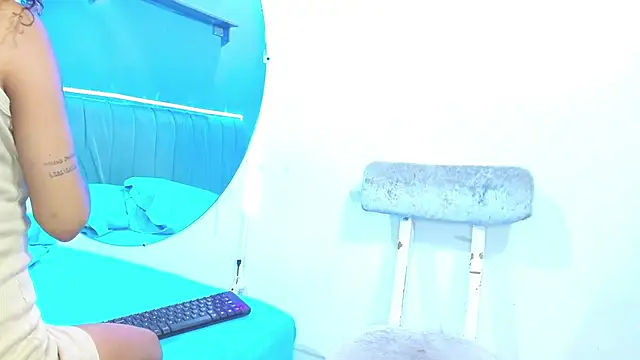 minimi naty online show from December 11, 7:25 pm