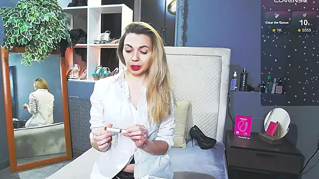 Snapshot of KiraNikson chatting on January 18, 1:42 am KiraNikson online show from January 18, 1:42 am