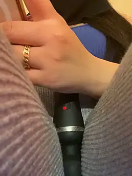 Snapshot of Cameelia chatting on December 1, 1:10 am Cameelia online show from December 1, 1:10 am