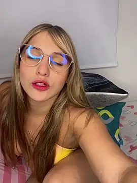 Snapshot of sophijenner chatting on February 4, 7:29 am sophijenner online show from February 4, 7:29 am