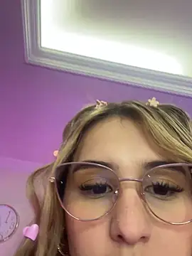 Snapshot of sophijenner chatting on March 17, 2:12 pm sophijenner online show from March 17, 2:12 pm