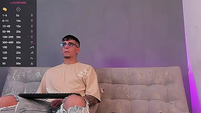 iamcamiloo  online show from January 1, 10:46 pm