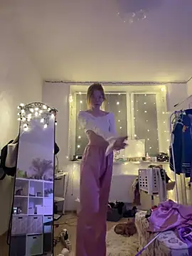 Esme Runn online show from February 26, 2:25 pm