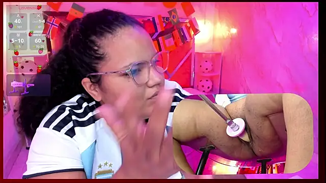 Snapshot of MhiaRey chatting on July 4, 1:39 pm MhiaRey online show from July 4, 1:39 pm