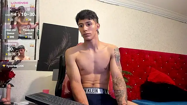 Cristopher23  online show from March 15, 10:55 pm