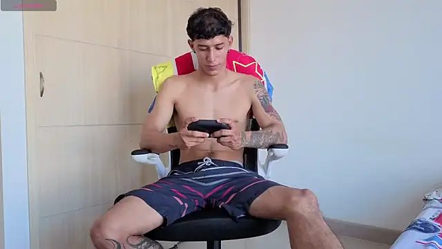 Snapshot of Cristopher23_ chatting on June 28, 1:39 pm Cristopher23 online show from June 28, 1:39 pm