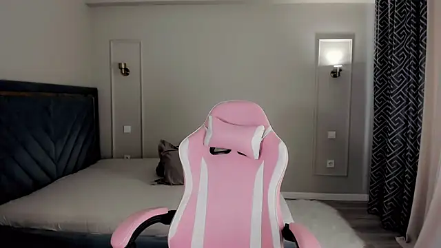 oxxx me online show from March 28, 10:15 am