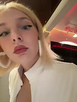 Snapshot of XMelissaX chatting on July 8, 8:24 pm XMelissaX online show from July 8, 8:24 pm