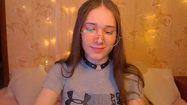 fluffy kitty  online show from February 8, 9:29 pm