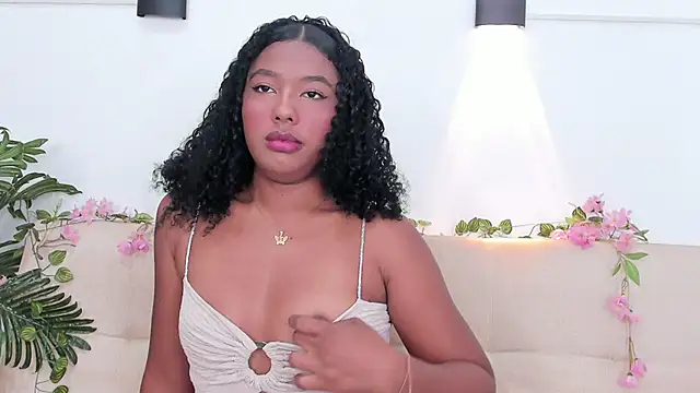 Snapshot of emma_curlsss chatting on December 11, 1:39 pm emma curlsss online show from December 11, 1:39 pm