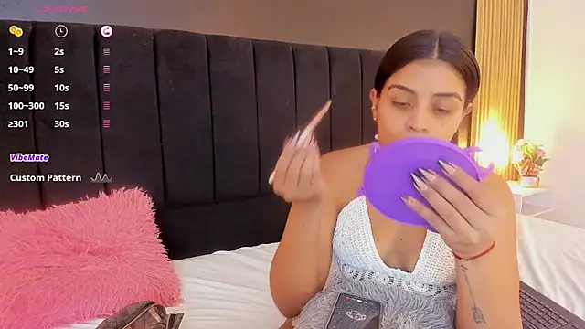 sweetsofia18 online show from December 13, 10:15 pm