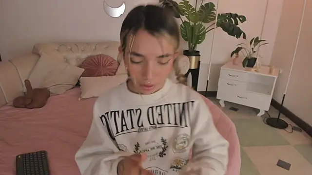 Mollymoon1 online show from February 9, 9:30 pm