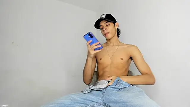 Snapshot of evanscollins chatting on December 21, 9:55 pm evanscollins online show from December 21, 9:55 pm