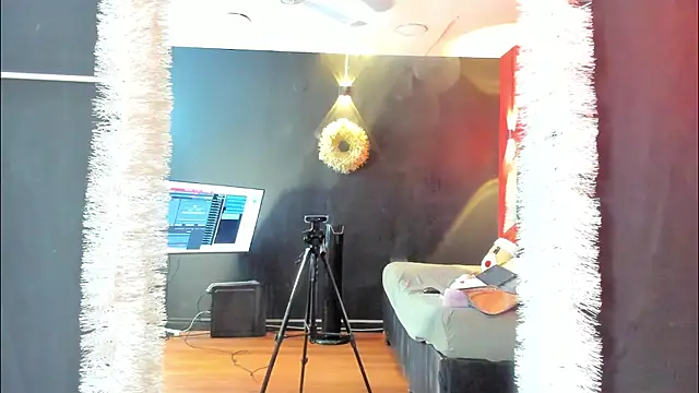 Snapshot of YayaHilton chatting on December 16, 5:01 am YayaHilton online show from December 16, 5:01 am