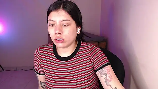 Snapshot of iam_emy chatting on February 4, 4:07 am iam emy online show from February 4, 4:07 am