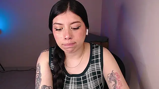 Snapshot of iam_emy chatting on February 7, 3:43 am iam emy online show from February 7, 3:43 am