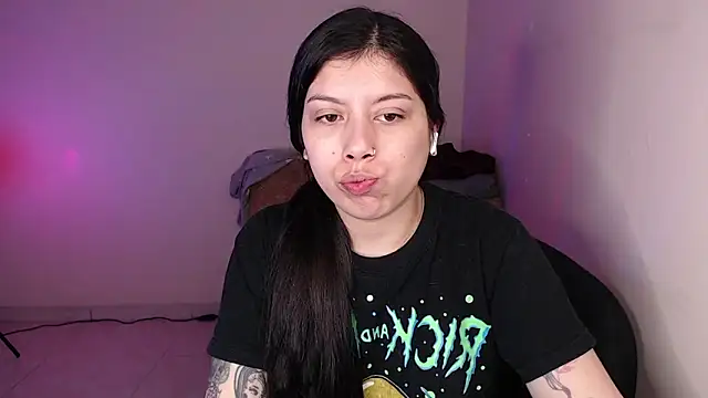 Snapshot of iam_emy chatting on February 10, 4:27 am iam emy online show from February 10, 4:27 am