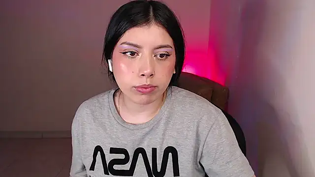 Snapshot of iam_emy chatting on March 15, 1:55 am iam emy online show from March 15, 1:55 am