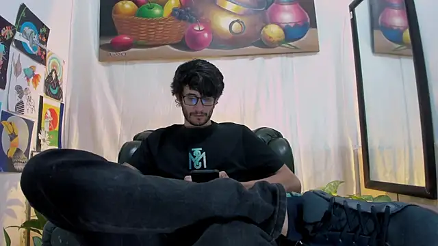 Snapshot of Loggan_donnelly chatting on April 23, 11:18 pm Loggan donnelly online show from April 23, 11:18 pm