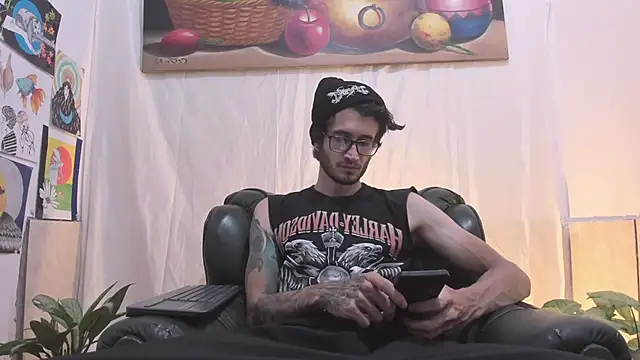 Snapshot of Loggan_donnelly chatting on May 2, 10:59 pm Loggan donnelly online show from May 2, 10:59 pm