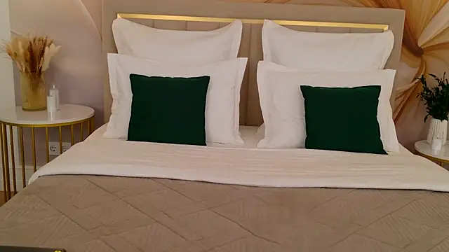 milaleoneli online show from April 17, 2:42 pm