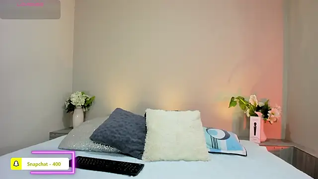 naomiii   online show from April 17, 11:46 am