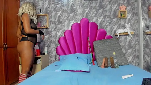 Snapshot of EMMAPARISS chatting on March 18, 3:10 pm EMMAPARISS online show from March 18, 3:10 pm