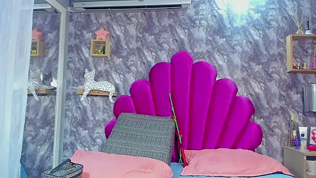 Snapshot of EMMAPARISS chatting on October 17, 11:57 am EMMAPARISS online show from October 17, 11:57 am