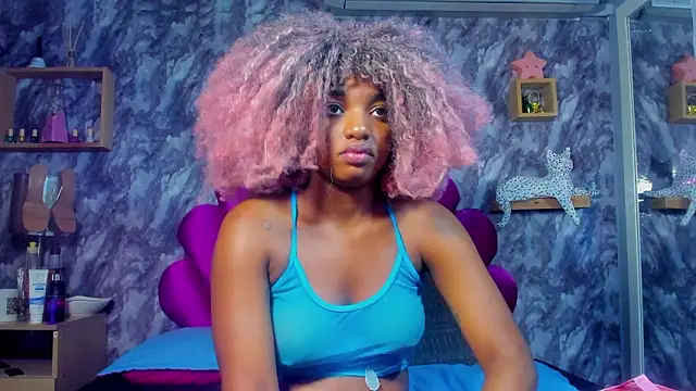 Snapshot of EMMAPARISS chatting on February 19, 12:01 pm EMMAPARISS online show from February 19, 12:01 pm