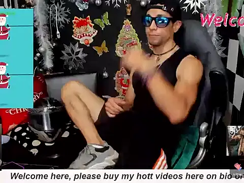 Snapshot of MikeRose94 chatting on December 20, 6:59 pm MikeRose94 online show from December 20, 6:59 pm