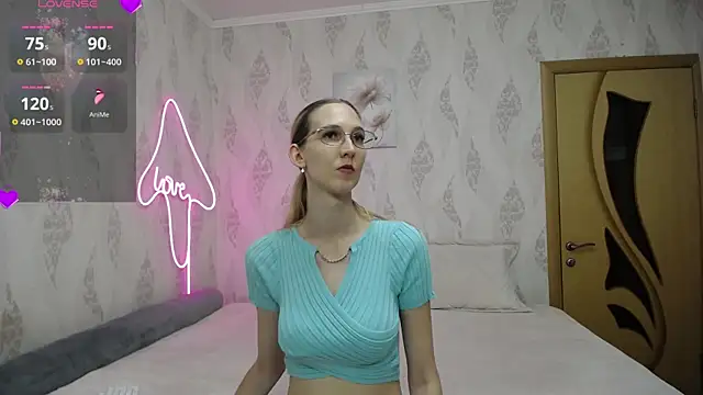 Snapshot of KlaryBrait chatting on July 9, 12:20 pm KlaryBrait online show from July 9, 12:20 pm