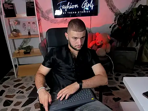 Snapshot of MaximusDick1_ chatting on December 20, 4:30 am MaximusDick1 online show from December 20, 4:30 am