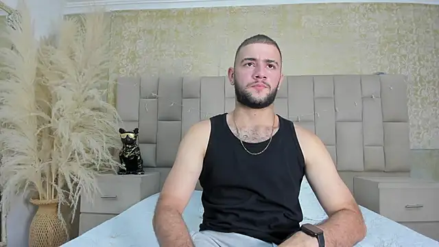 Snapshot of MaximusDick1_ chatting on December 22, 4:09 am MaximusDick1 online show from December 22, 4:09 am