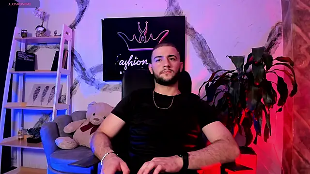 Snapshot of MaximusDick1_ chatting on January 6, 4:27 am MaximusDick1 online show from January 6, 4:27 am