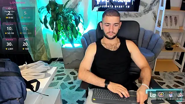 Snapshot of MaximusDick1_ chatting on January 13, 3:45 am MaximusDick1 online show from January 13, 3:45 am