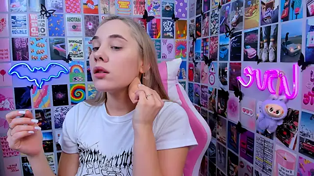 Snapshot of MiaMilas chatting on December 19, 2:57 pm MiaMilas online show from December 19, 2:57 pm