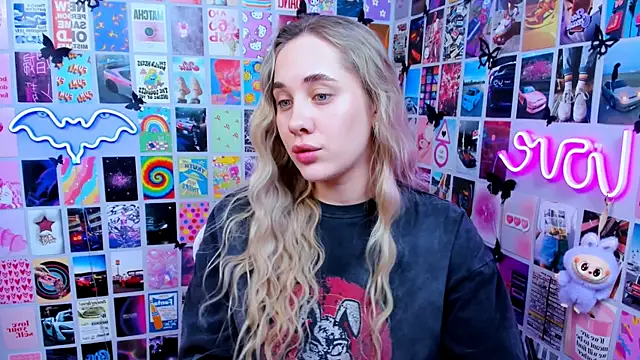 Snapshot of MiaMilas chatting on February 24, 3:43 pm MiaMilas online show from February 24, 3:43 pm